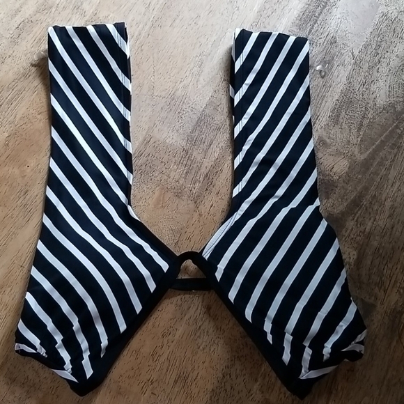 JANTZEN Swim Top. Women's size 8 top. Black and white bikini top. - Picture 1 of 6